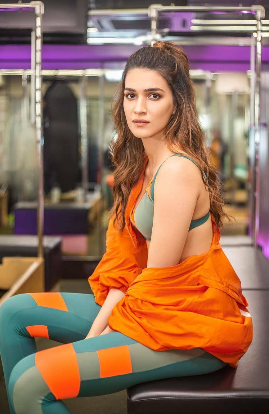 Bollywood actresses Kriti Sanon  Age, Stats, Wiki and More